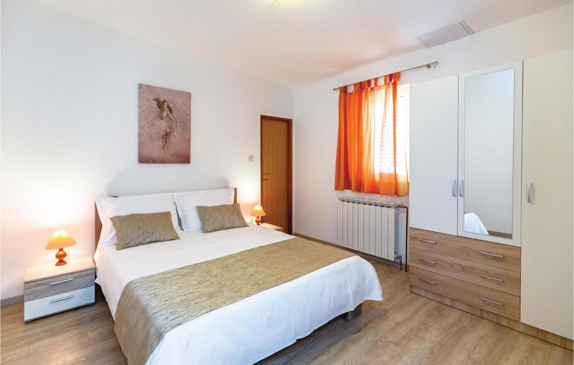 2 Bedroom Cozy Apartment In Макарска Екстериор снимка