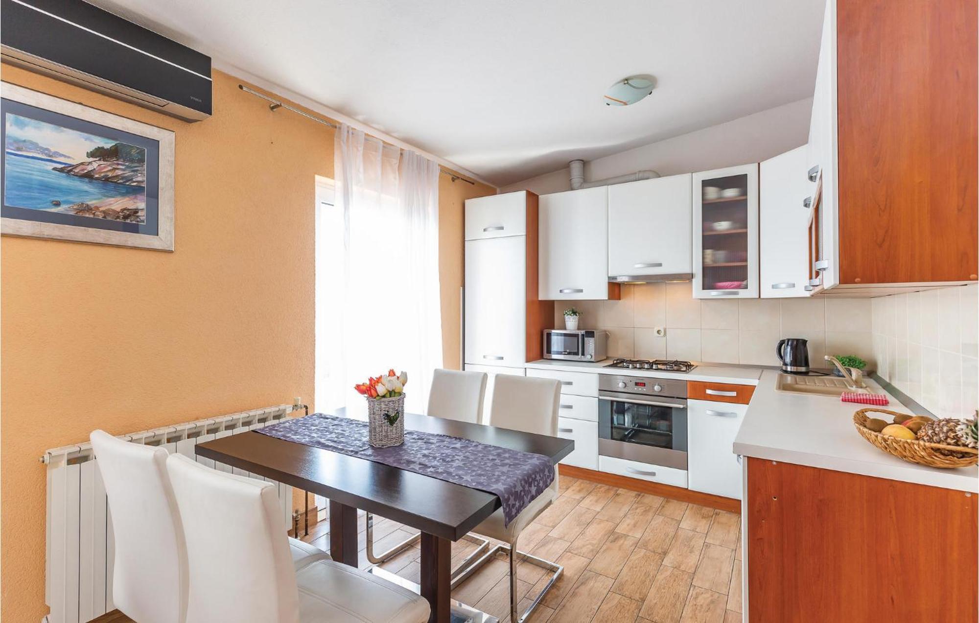 2 Bedroom Cozy Apartment In Макарска Екстериор снимка
