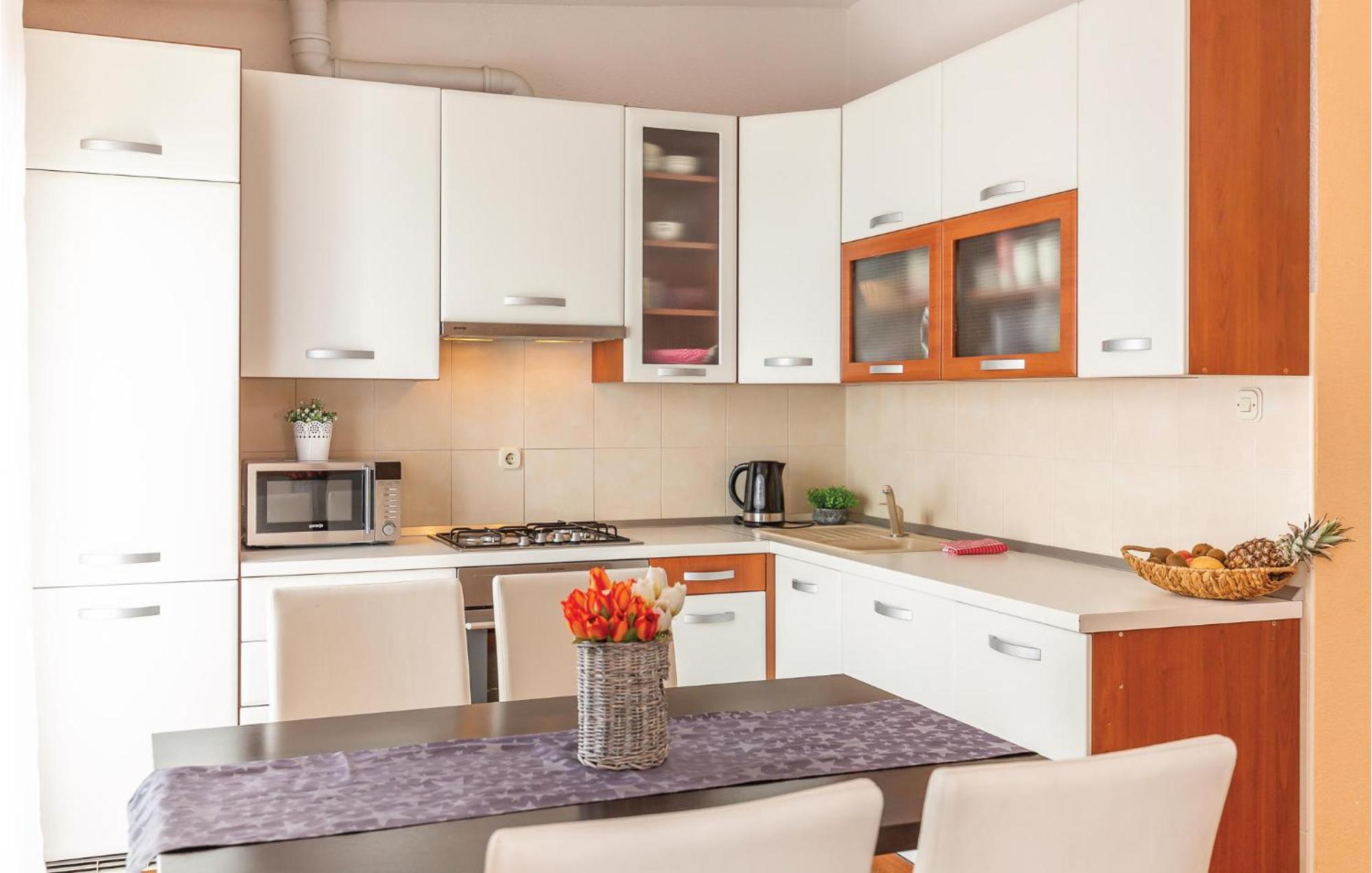 2 Bedroom Cozy Apartment In Макарска Екстериор снимка