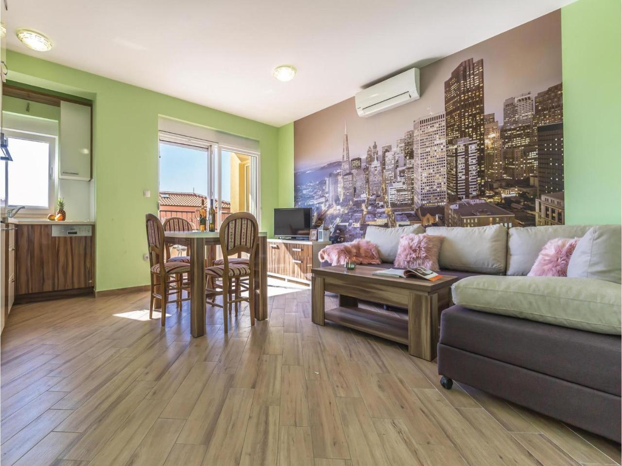 2 Bedroom Cozy Apartment In Макарска Екстериор снимка