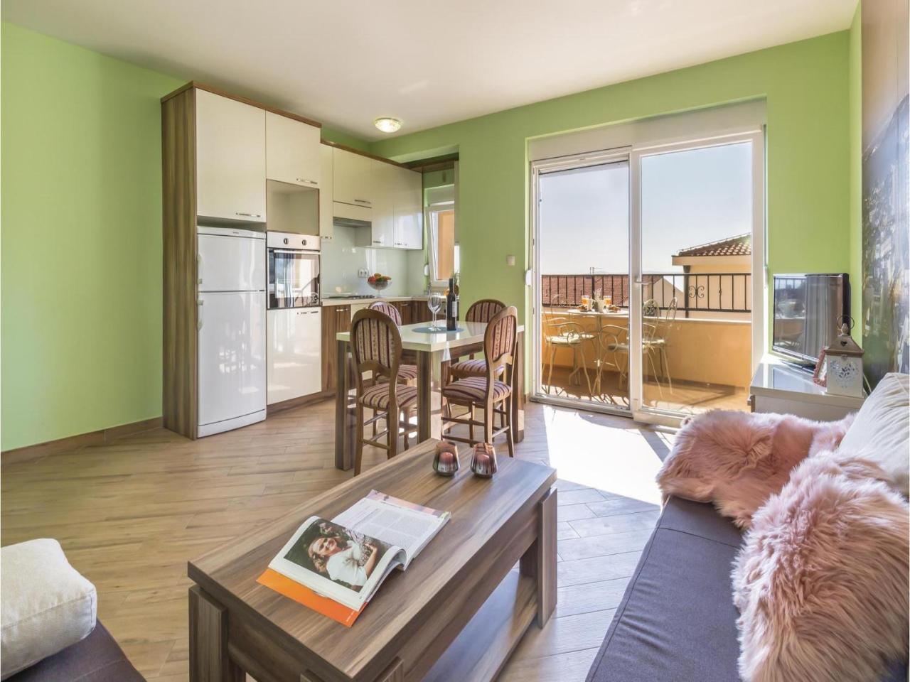 2 Bedroom Cozy Apartment In Макарска Екстериор снимка