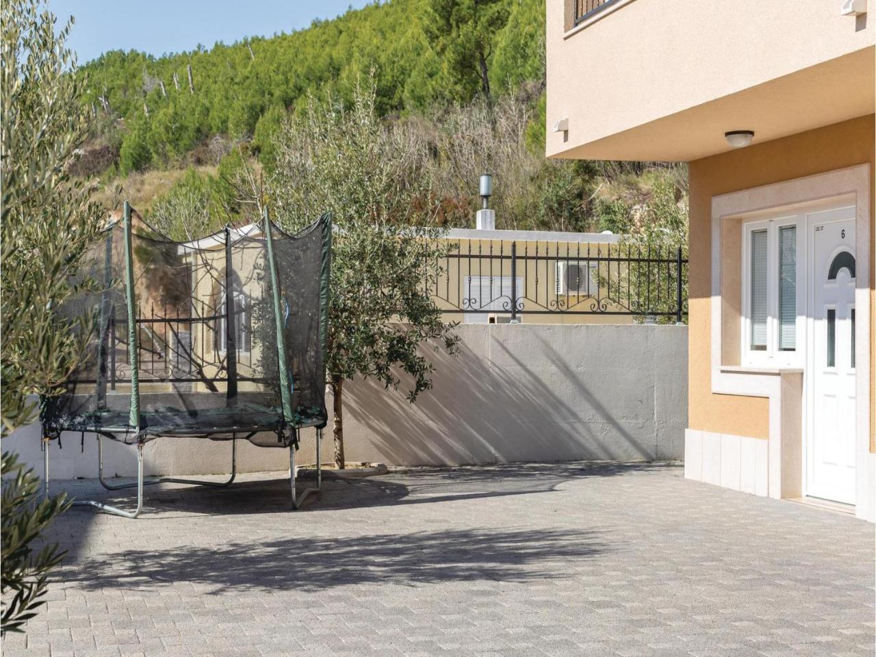 2 Bedroom Cozy Apartment In Макарска Екстериор снимка