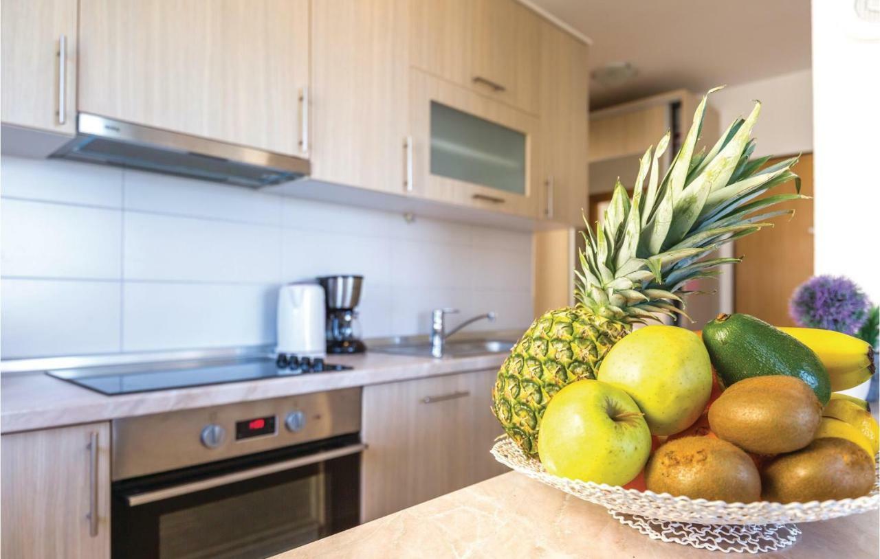 2 Bedroom Cozy Apartment In Макарска Екстериор снимка
